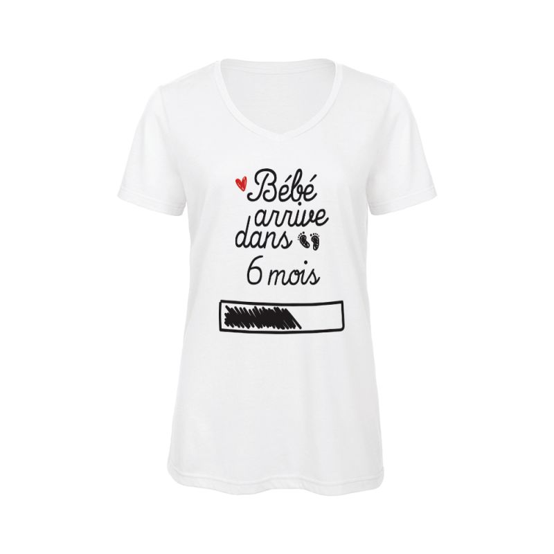 Tee-shirt blanc Col V pour Femme · Modèle Bébé arrive dans 6 mois personnalisable