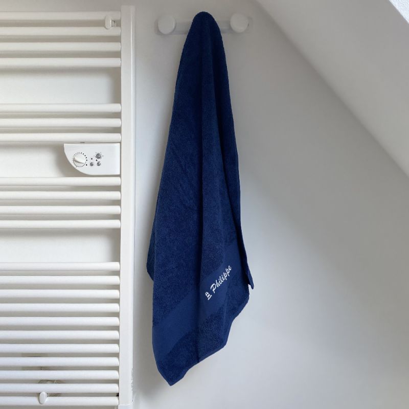 Serviette de bain brodée avec texte ou prénom · Idée cadeau mariage ou crémaillère · 70 x 140 cm Serviette de bain brodée avec texte ou prénom · Idée cadeau mariage ou crémaillère · 70 x 140 cm