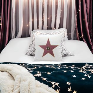 Coussin décoratif blanc personnalisé avec Prénom · Idée déco d'intérieur pour amateurs de cinéma