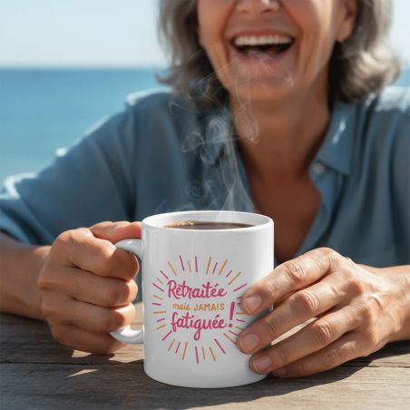 Mug en céramique Retraitée mais jamais fatiguée, 33 cl - Imprimé en France