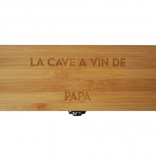 Coffret à vin en bambou personnalisée avec prénom "LA CAVE A VIN DE" - Caisse vin bambou avec 4 pièces de service
